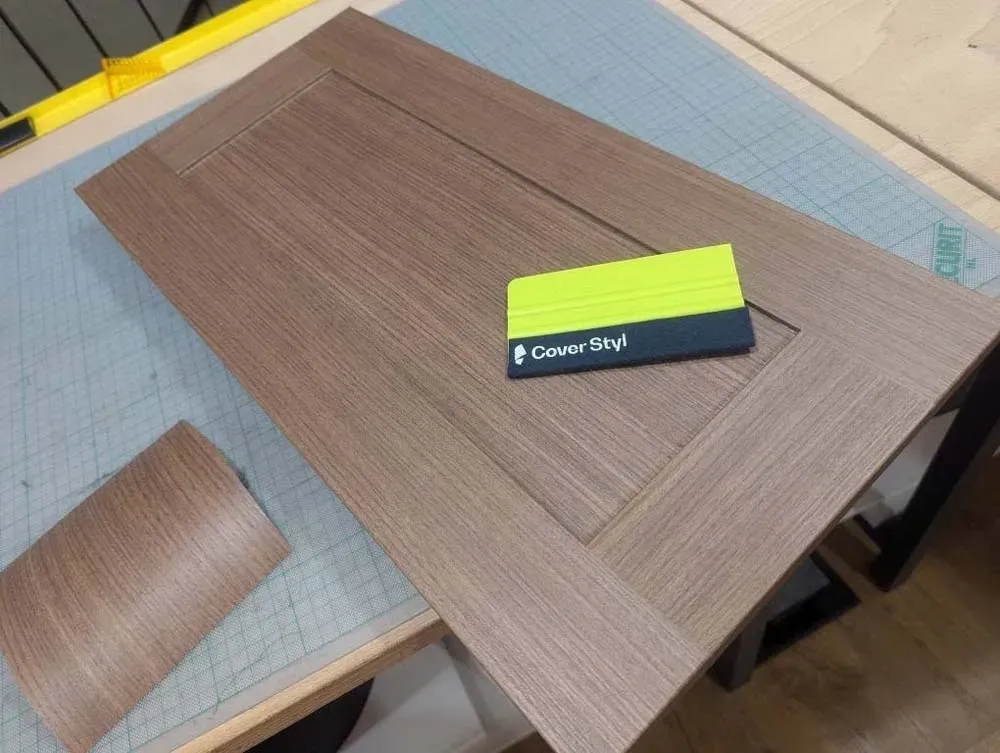 Covering mobiler porte cuisine effet bois texturé après