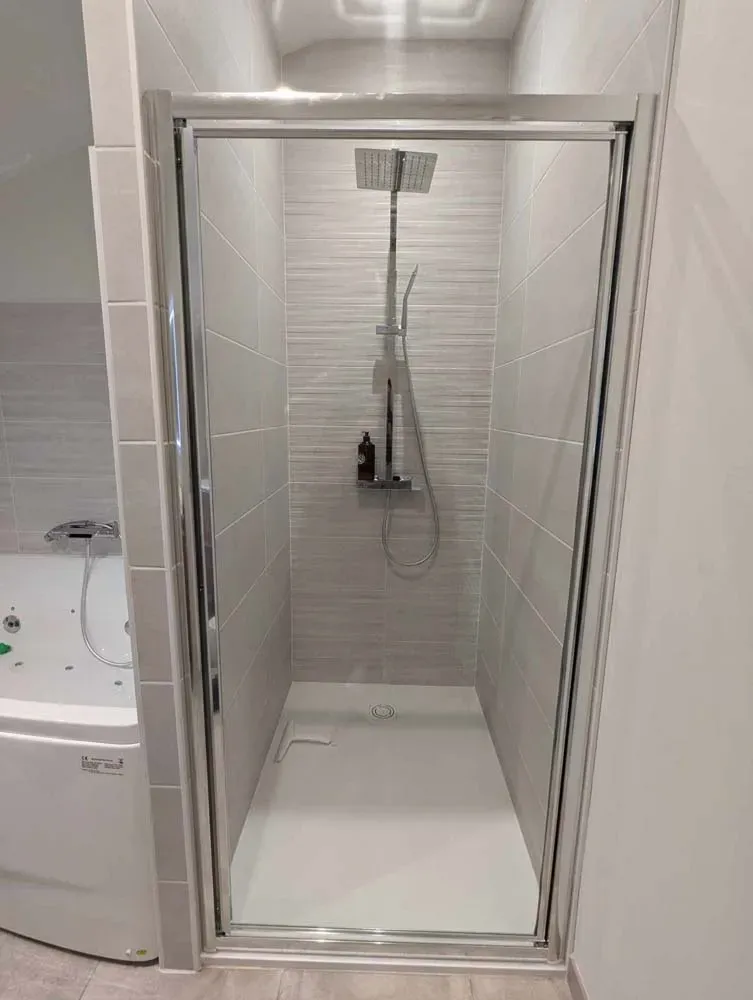 Film de discretion sur paroi porte douche effet givré avant